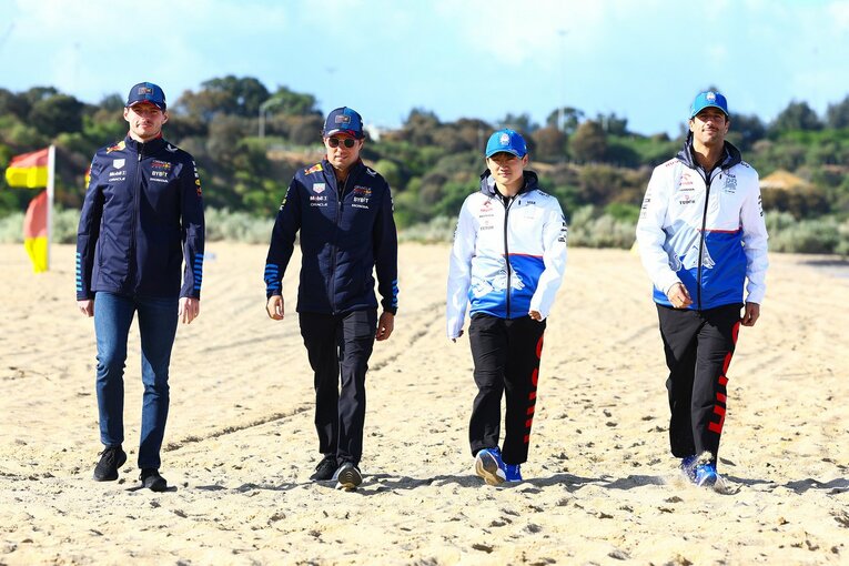 もはや恒例のレッドブルドライバーによるプロモーション　©Getty Images / Red Bull Content Pool