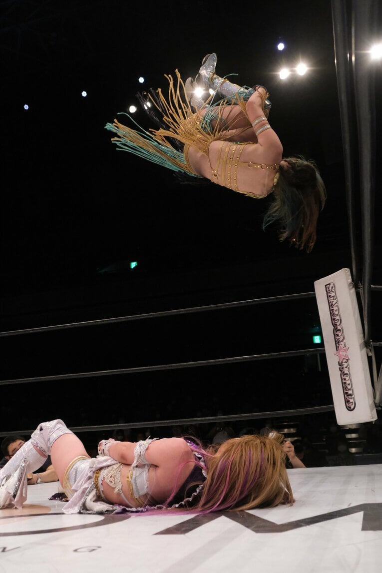 スター・クラッシャーを決めた上谷は、トドメのフェニックス・スプラッシュへ