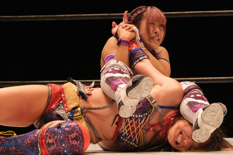 丸め込み、関節技と必殺技が多様なのもAZMの強さ