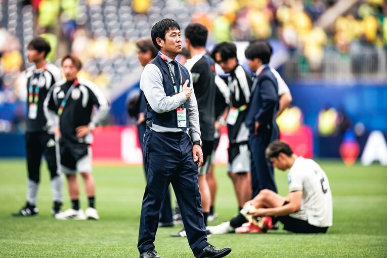 【テレビに映らなかったブラジル戦真相】試合後、涙、涙…ピッチに倒れ込む日本代表選手と励ます仲間たち。森保一監督の“痛恨の表情”も（写真は右に続きます）　©Kiichi Matsumoto/JMPA