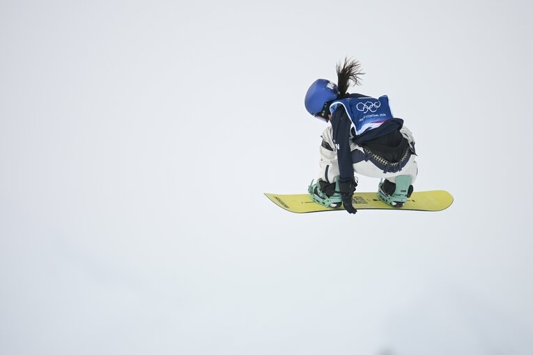 女子スノーボードのスロープスタイルで金メダルを獲得した深田茉莉の演技　©Nanae Suzuki / JMPA