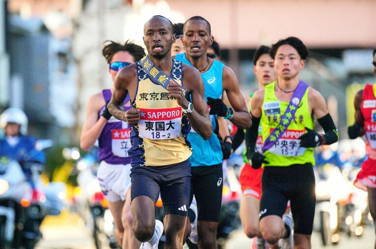 2区で区間記録更新に期待がかかる東京国際大学のリチャード・エティーリ（先頭）　©Yuki Suenaga