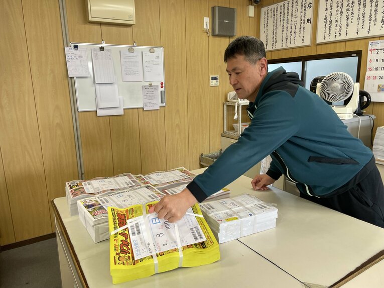 岐阜市の新聞販売店のオーナーとして奮闘する前原博之 ©NumberWeb