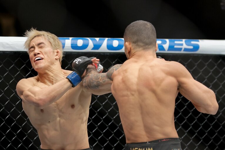 12月7日、UFC初戦でフライ級王者のアレッシャンドリ・パントージャに挑んだ朝倉海　©Getty Images