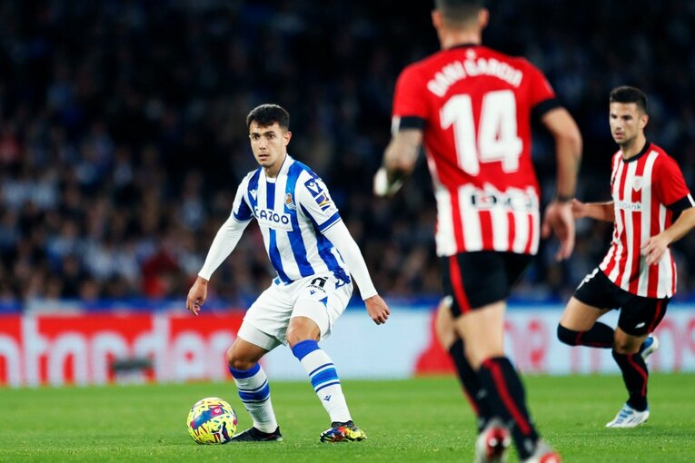 「“クボの疑惑PK”を写真で見ると」「日本代表ユニの少年も」ダービー熱狂のゴラッソ…映像で伝わりきらない“MVP久保建英”の英雄ぶり(21)