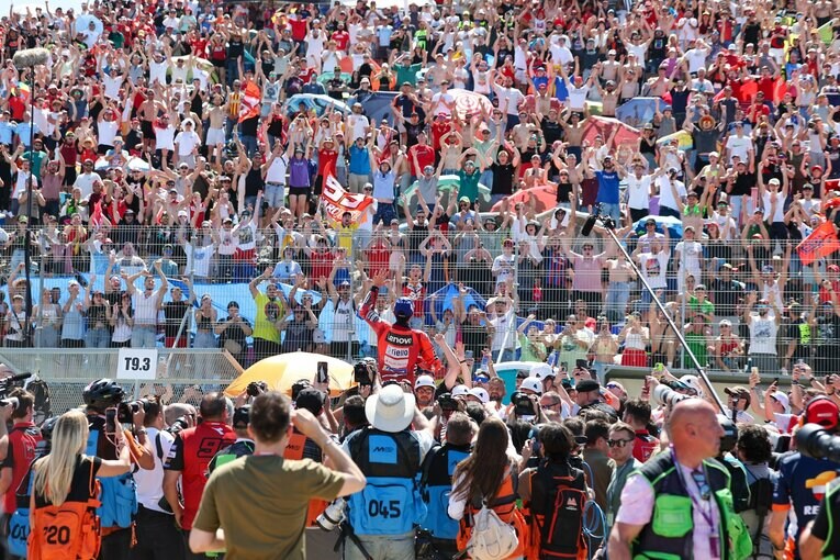 スペインGPスプリントに勝利し、観客の熱狂的な声援に答えるマルク　©Satoshi Endo