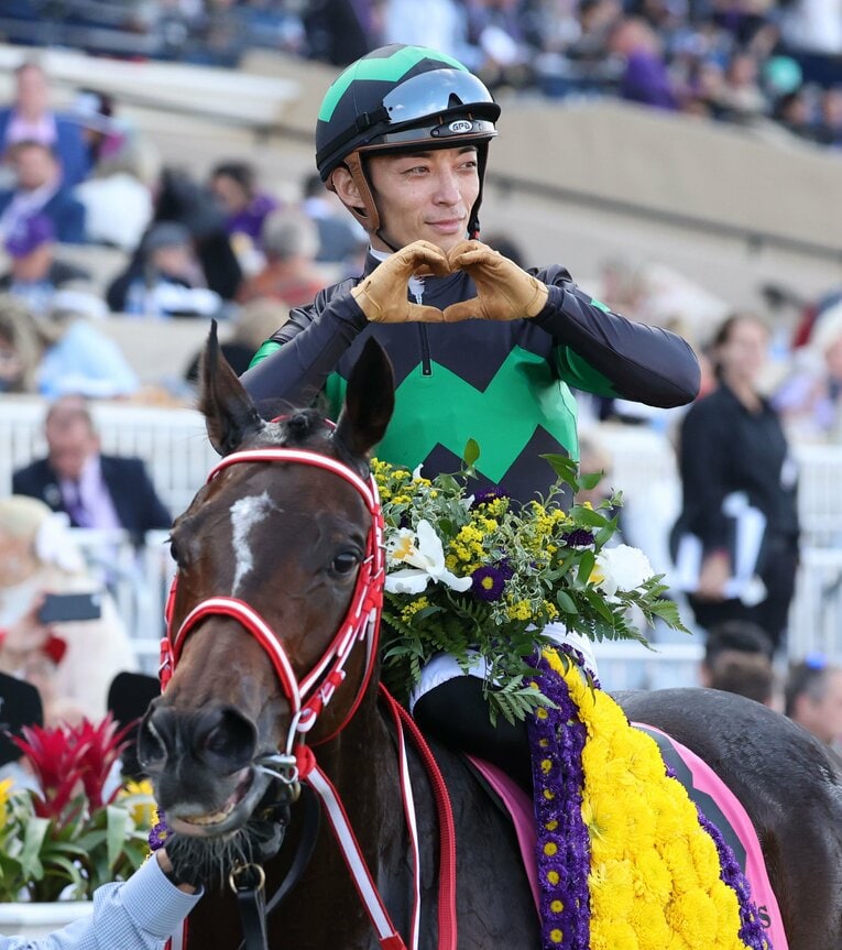 今春のクイーンエリザベスII世カップを制したラヴズオンリーユーと川田将雅　©AFLO
