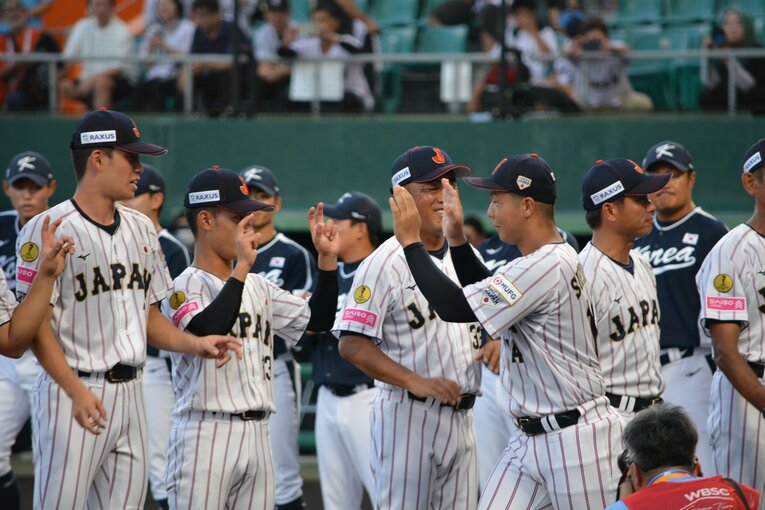 先輩たちとじゃれ合う末吉良丞　©Takarin Matsunaga