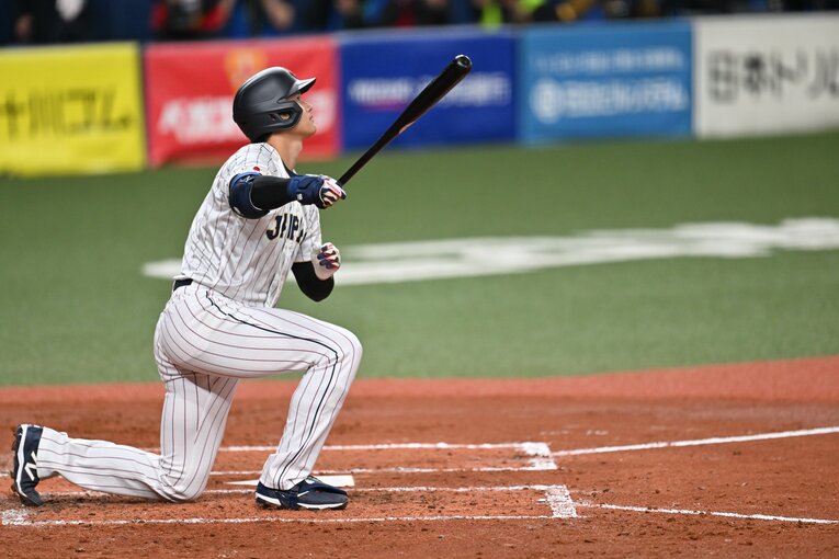 3月6日の阪神との強化試合で片膝をつきながら驚愕のホームランを放った大谷　©︎Naoya Sanuki