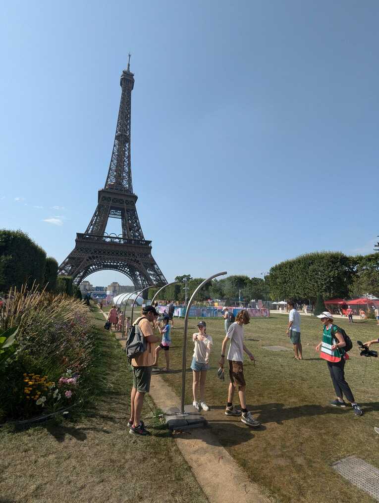 ビーチバレー会場近くの広場に設けられたミストシャワー　©Yu Saito