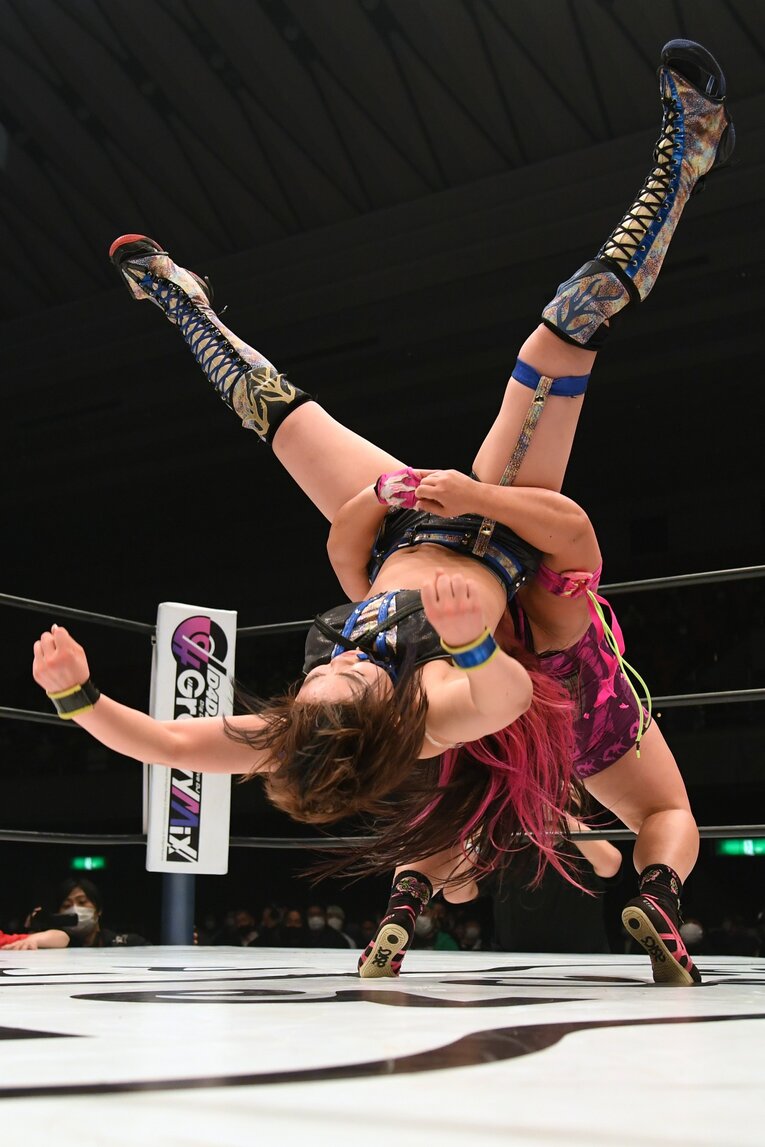 橋本は角度の鋭いオブライトでMIRAIから3カウントを奪った　©Masashi Hara