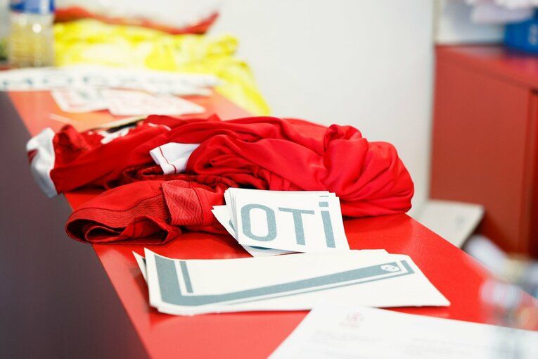 ファンショップでは、ユニホームへ〈iTO〉のプリント作業が行われていた