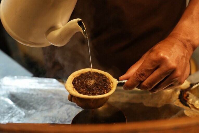 芸術を感じさせるポットからの湯のシェイプ　©Essei Hara