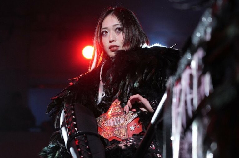 大変貌を遂げたスターダムの赤いベルトの王者・上谷沙弥。その狂気は“デスマッチ女”鈴季すずをも呑み込んだ ／ photograph by Essei Hara