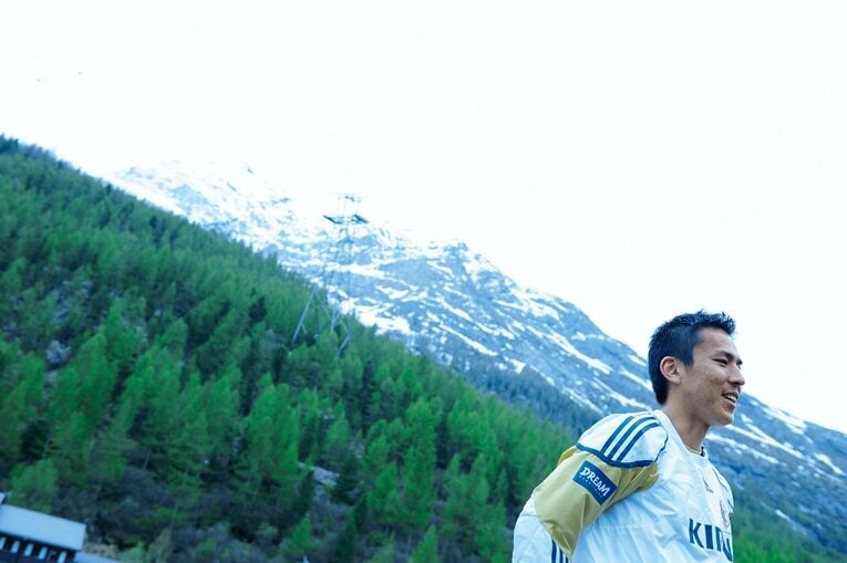 スイス・ザースフェーでの2010年W杯直前合宿で取材に応じる長谷部。この合宿中に主将に抜擢された©︎Tsutomu Kishimoto