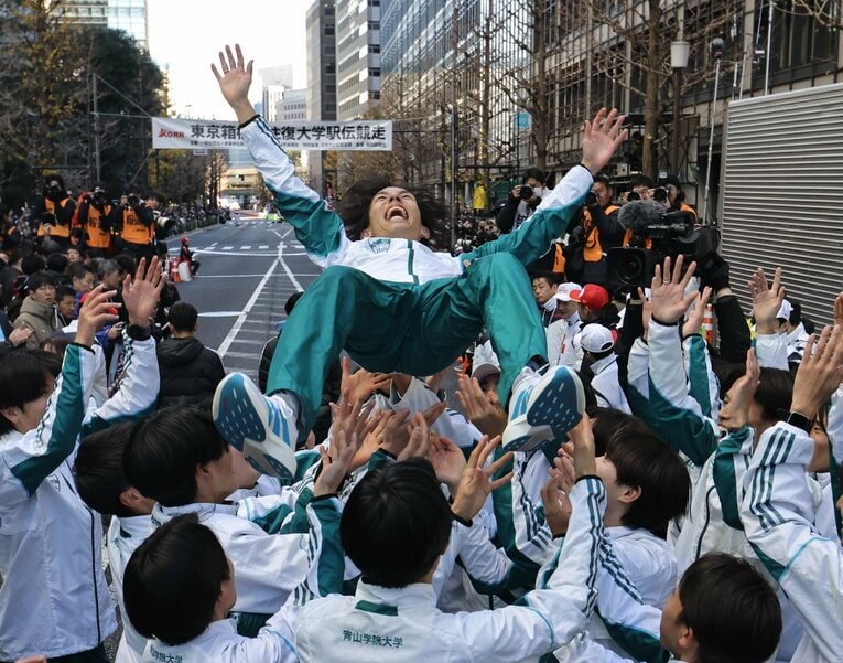 3連覇を果たし胴上げされる青学大・黒田朝日（4年）　©JIJI PRESS
