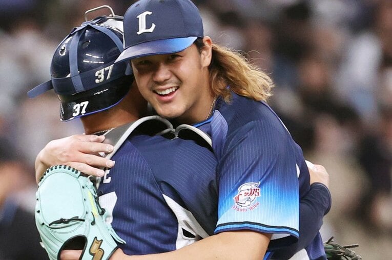 4月22日オリックス戦で完投勝利を挙げ、捕手・柘植世那（左）からウイニングボールを受け取る高橋光成 ／ photograph by JIJI PRESS