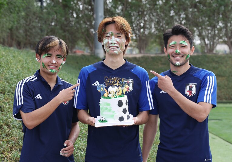 1月27日、板倉の誕生日を祝う久保と菅原　©JIJI PRESS