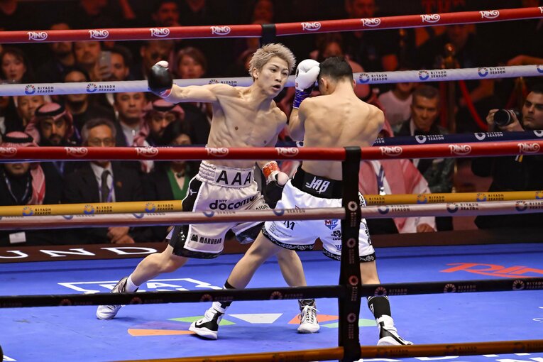 ガードを低くして井上の攻撃に備えるピカソ　©️Hiroaki Finito Yamaguchi