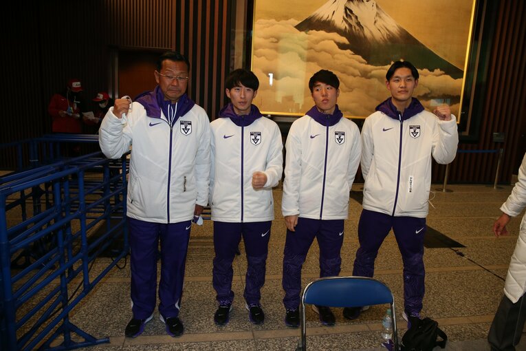 記者会見に呼ばれた、左から監督、アンカー、主将、主務の集合写真。神戸に笑みはなかった　©JMPA