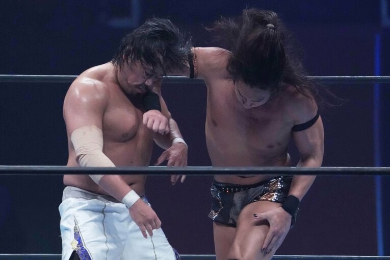 後藤洋央紀にエルボーを叩き込む竹下幸之助　©Essei Hara