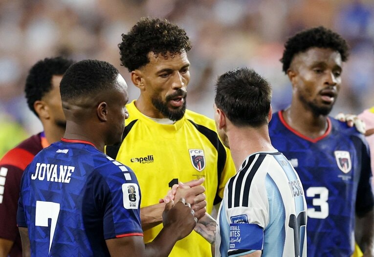 試合後、メッシと握手するボジーニャ　©REUTERS/AFLO