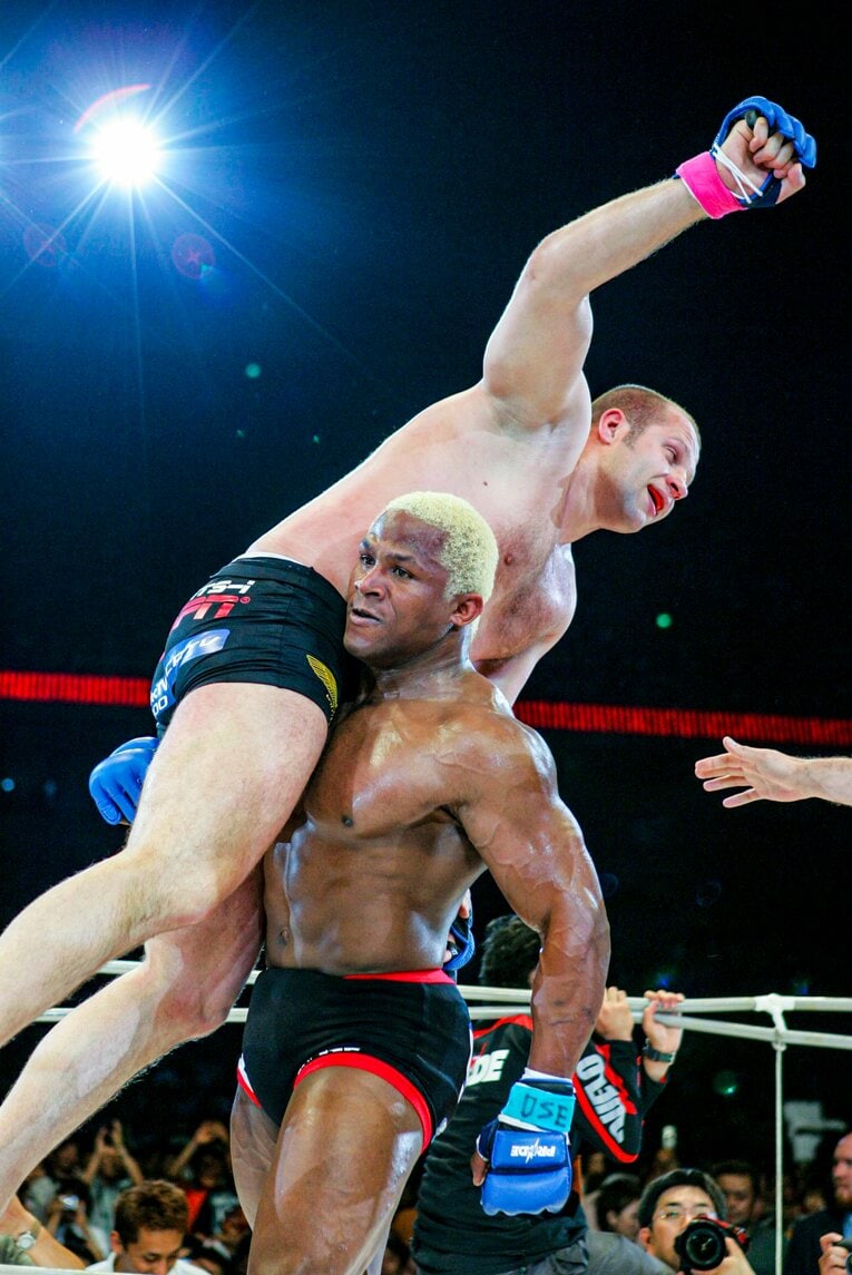 ランデルマンは自慢の怪力でヒョードルを担ぎ上げ、勝利を称えた　©Susumu Nagao