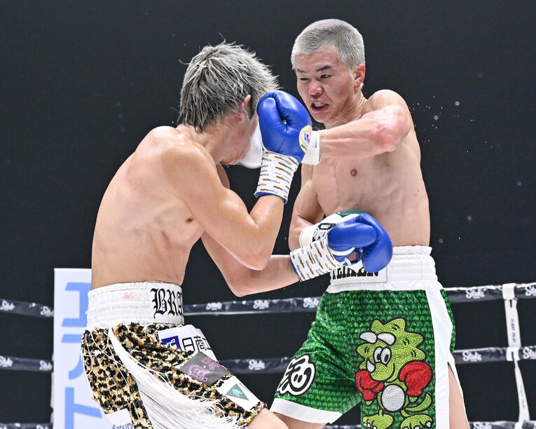 那須川天心の左が与那覇勇気の顔面にヒットした瞬間　©Hiroaki Yamaguchi