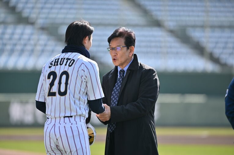 周東と握手する栗山前監督　©Hideki Sugiyama