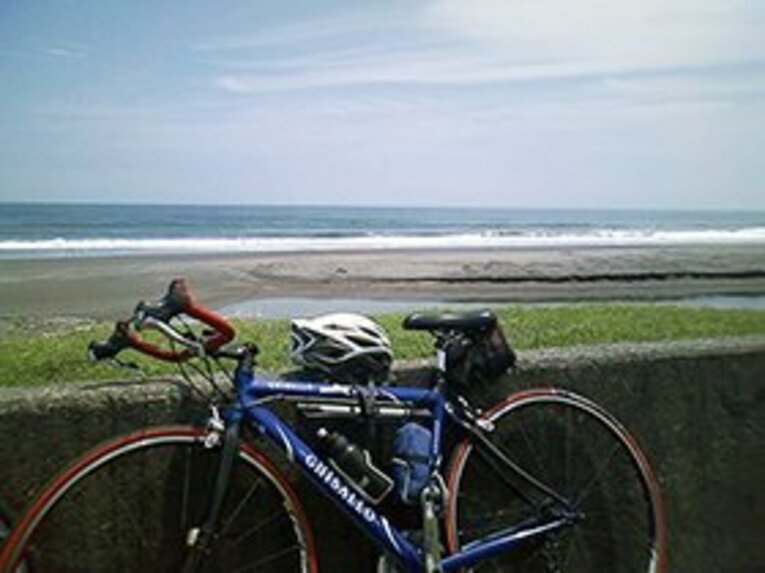 クルマとフェリーで簡単にいける冬の南房総は、サイクリストに大人気のエリア。太陽が低い冬のツーリングには、サングラスは意外と必需品なのだ。 