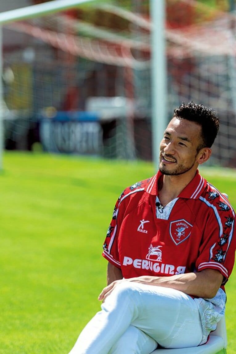 ペルージャのホームスタジアム、レナト・クーリで、セリエA初ゴールを奪った付近に腰を掛けながら、20年前を振り返る　©Takuya Sugiyama