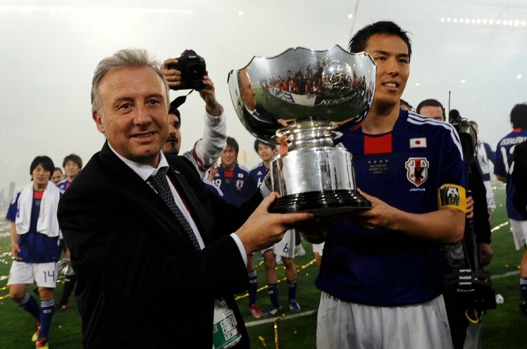 2011年のアジアカップで4度目の優勝を果たし、トロフィーを掲げるアルベルト・ザッケローニと長谷部誠。同大会も波乱の連続だった ／ photograph by Takuya Sugiyama