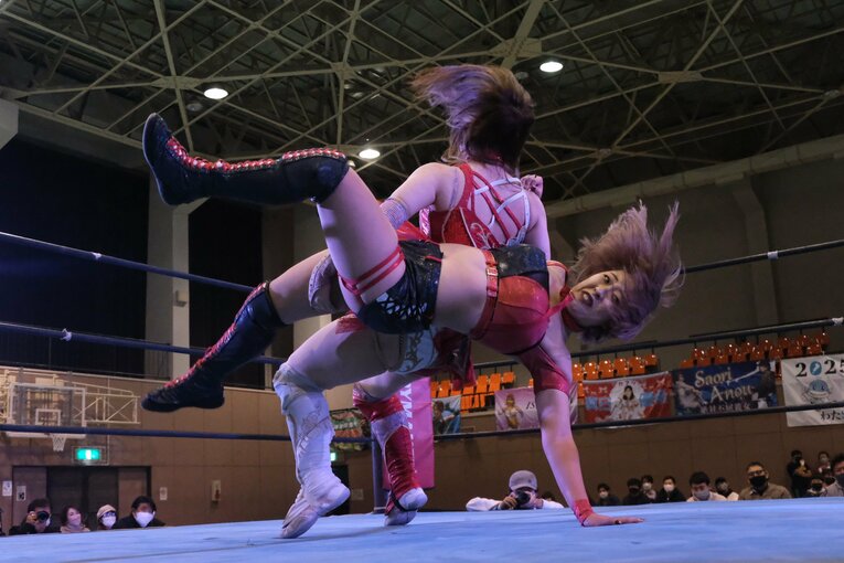 「可憐ですねぇ」人気女子レスラー・安納サオリに観客もウットリ…初の凱旋大会に滋賀が沸いた日「“絶対不屈彼女”は泣かないんです」(71)