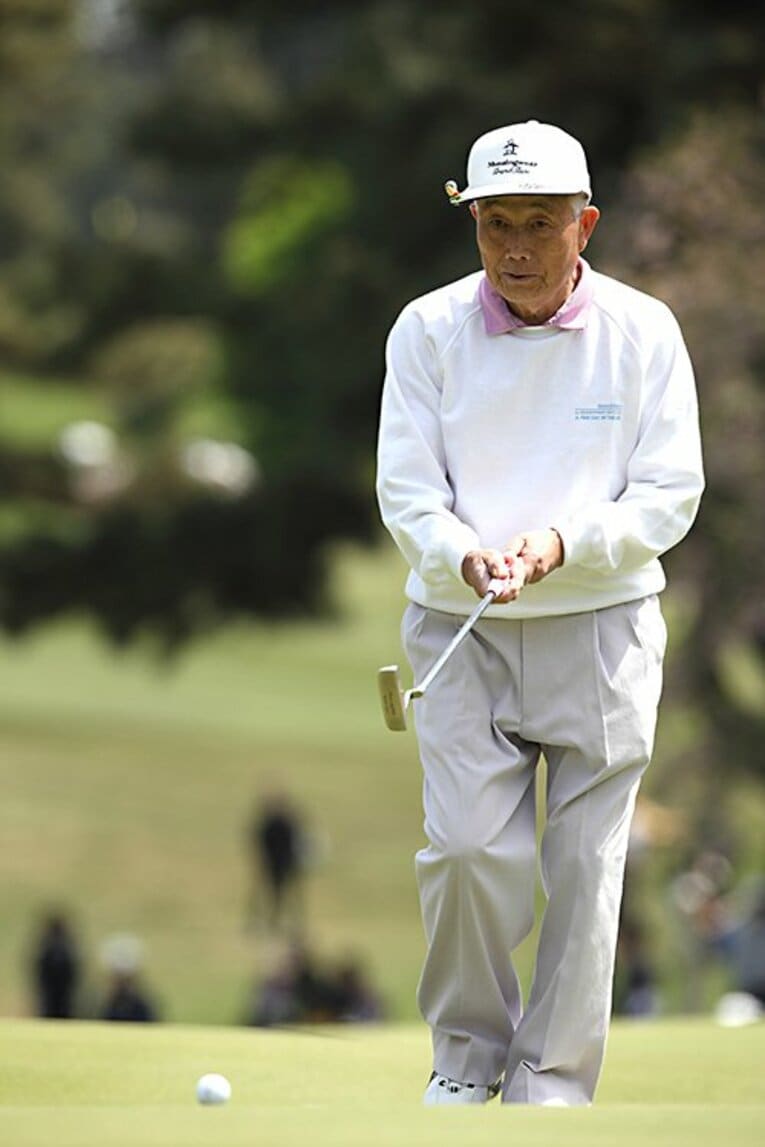 2010年中日クラウンズに出場した杉原輝雄（当時72歳）©︎AFLO