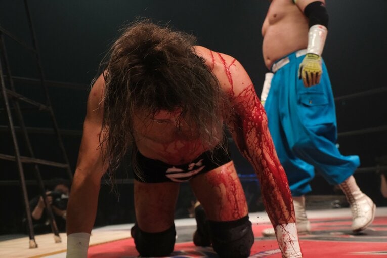 カリスマ葛西純「世の中は無駄な血を一滴も流すな」 頬を串刺し、人間ダーツ…それでもデスマッチが“ただの残虐ショー”ではない理由(46)