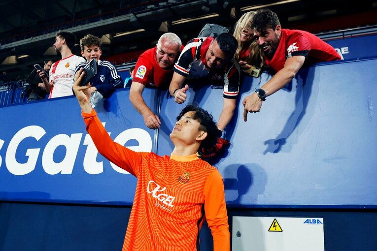 久保建英がGK姿？奇跡の残留に歓喜、“ズボンを抜いだお宝写真”も… 「苦しんだタケのリーガ3年目」をカメラマン視点で振り返る(32)