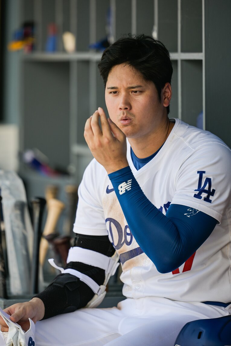 【Number撮影】爪？コンタクトレンズ？　何かを凝視している…テレビに映らないベンチでの大谷　©Nanae Suzuki