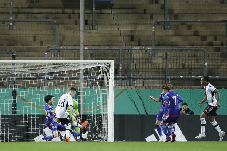 「CLやELに出ているドイツ有望株のフィジカルに負けず…」パリ世代日本代表を撮って感じた“肉体とハートの充実ぶり”(32)