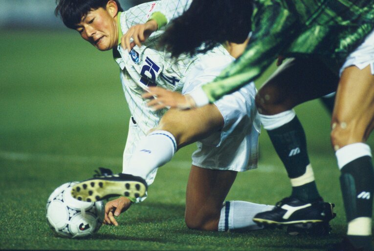 1994年、ヴェルディ川崎戦でボールをキープする岩本輝雄　©︎Koji Asakura