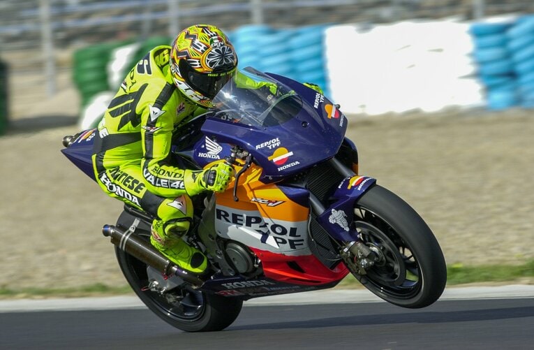 2001年11月、4ストロークのホンダRC211Vをテストするロッシ　photograph by Satoshi Endo