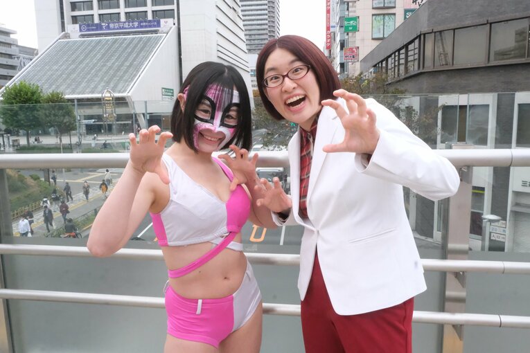 覆面女子レスラーHARUKAZEとおおのまりあのお笑いコンビ「ネバーギブアップ」　©Norihiro Hashimoto
