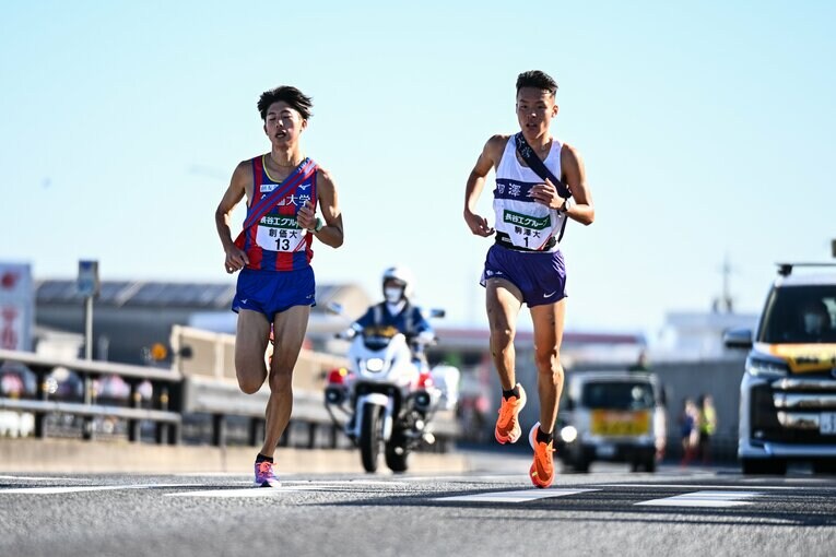 2区の創価大・葛西潤は駒澤大のスーパールーキー佐藤圭汰に1秒差で競り勝ち、区間賞に ©Nanae Suzuki