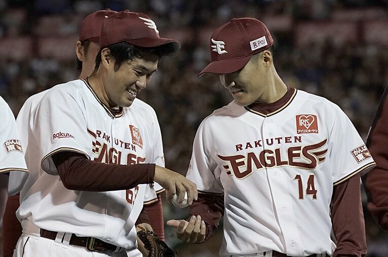 2019年9月26日、最初で最後となった地元・宮城の一軍マウンド。9回1イニングを投げ、則本昂大（右）にウイニングボールを渡した ／ photograph by SANKEI SHINBUN