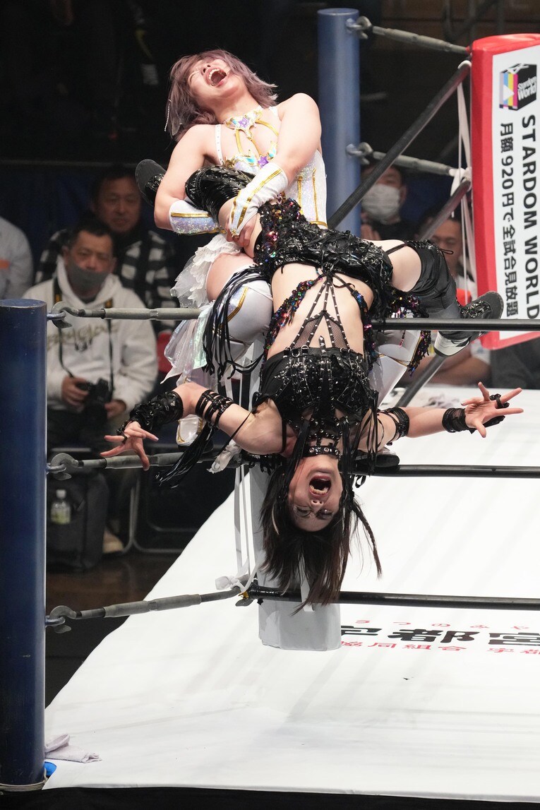 コーナーで上谷沙弥を捕えた中野たむ　©Masashi Hara