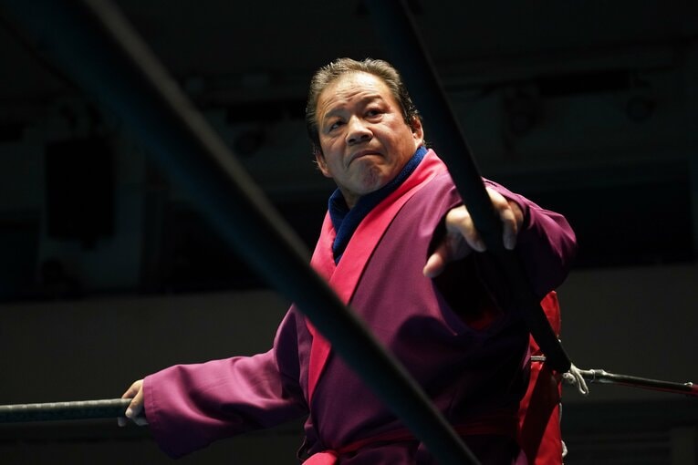 50周年の記念ガウン姿の藤波