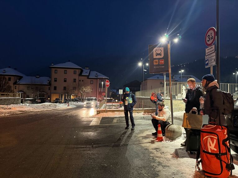 バスは何時に来るのかな……　©Nanae Suzuki