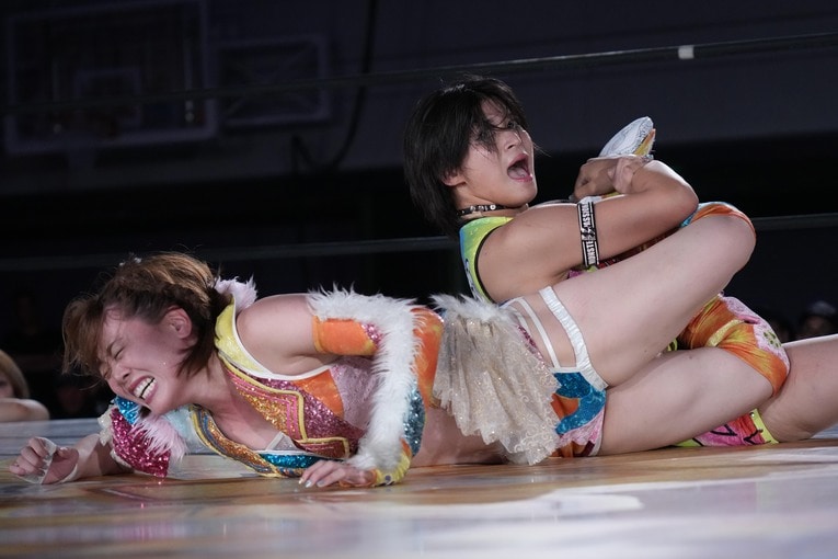 岩谷麻優の足を取る山岡聖怜　©Essei Hara