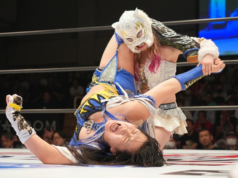 HANAKOを黒虎脚殺に持っていくスターライト・キッド　©Essei Hara