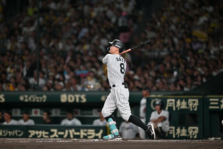 【連続写真】サトテルの見事な一発！　©Hideki Sugiyama