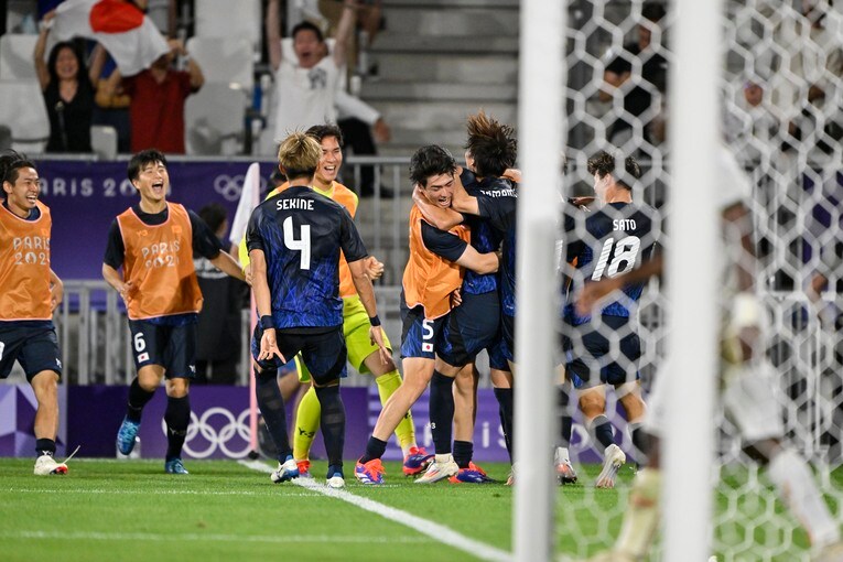 細谷真大のドリブル突破から生まれた山本理仁の決勝ゴール（8枚目／全8枚）©Takuya Nakachi/JMPA